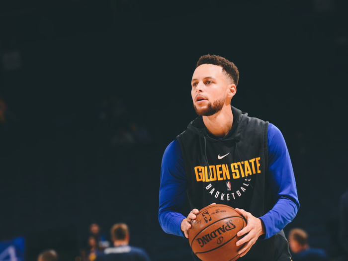 球迷们拭目 球迷们拭目